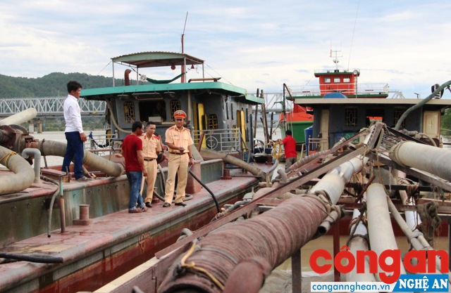 Phòng Cảnh sát Đường thủy bắt giữ tàu hút cát trái phép trên sông Lam