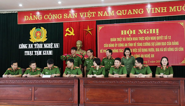 Đại diện các đội nghiệp vụ, đoàn thể ký kết
