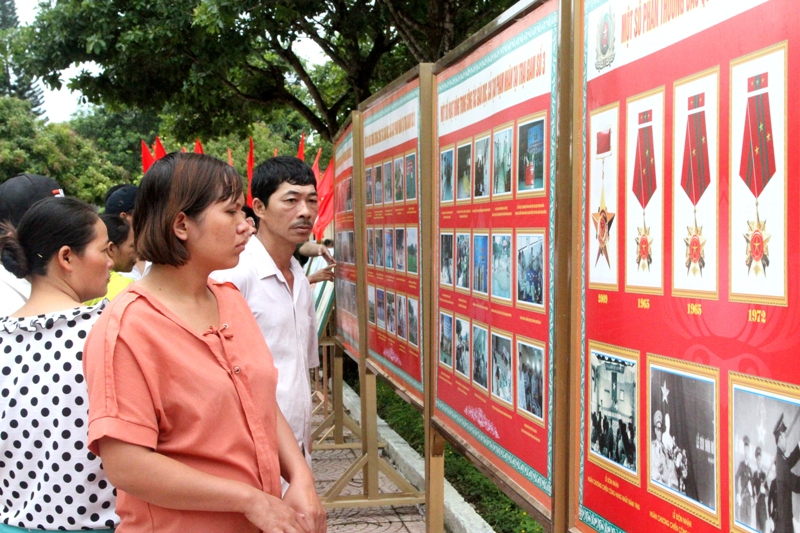 Đại biểu gia đình phạm nhân tham quan triển lãm ảnh về truyền thống của Trại giam số 3.