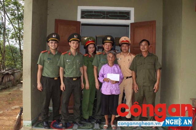 Tặng quà mẹ Việt Nam anh hùng