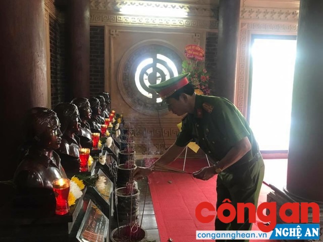 Đoàn dâng hương tưởng niệm các anh hùng liệt sĩ tại Khu di tích Truông Bồn