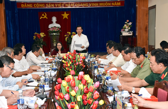 Đồng chí Nguyễn Hồng Lĩnh, Ủy viên Trung ương Đảng, Bí thư Tỉnh ủy, Chủ tịch HĐND tỉnh, phát biểu kết luận cuộc giao ban.