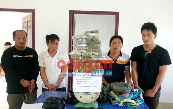 4 đối tượng mang quốc tịch Lào và Thái Lan cùng tang vật 69 bánh hêrôin được ngăn chặn ngay trên đất Lào, trước khi thẩm lậu vào Việt Nam (tháng 11/2016)