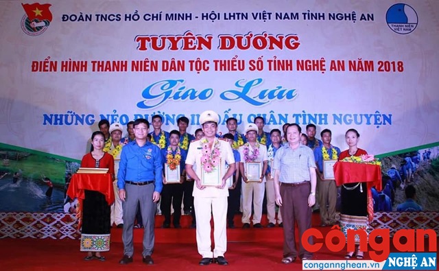 Đồng chí Vi Văn Oanh tại lễ tuyên dương những điển hình Thanh niên dân tộc thiểu số tiêu biểu
