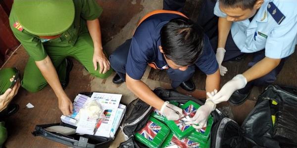 Cocaine ngụy trang tinh vi trong container phế liệu.