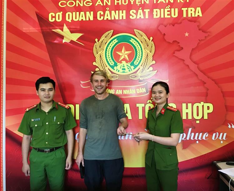 Công an Tân Kỳ trao trả tài sản cho anh Michael Ross