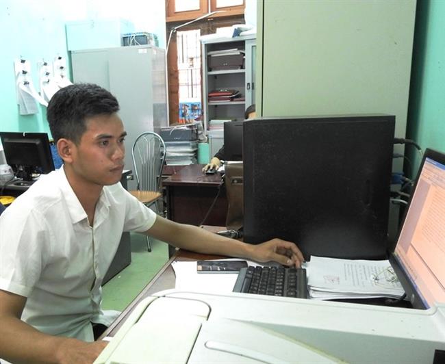 Hồ Văn Huynh được gia đình ông Hương nuôi dưỡng hơn 20 năm qua, hiện đang là sinh viên Trường Đại học Luật, Đại học Huế.