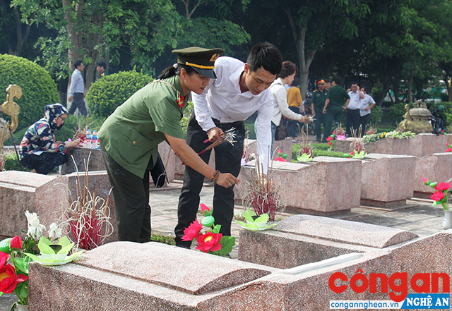 Đoàn thắp hương và viếng phần mộ các liệt sĩ an nghỉ nơi đây