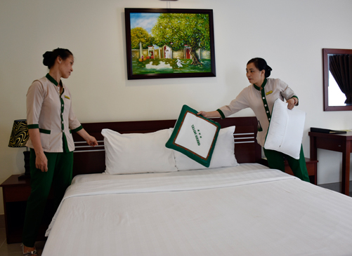 Nhân viên khách sạn Green làm phòng, chuẩn bị phục vụ khách.