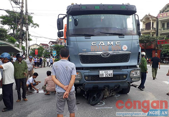 Chiếc xe máy bị đè bẹp tại hiện trường