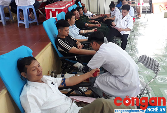 Các tình nguyện viên tham gia hiến máu nhân đạo