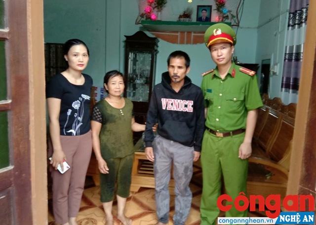 Thượng úy Trần Văn Chung đưa anh Thanh trở về đoàn tụ với gia đình