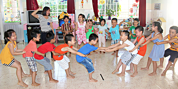Cô Nguyễn Thùy Linh, giáo viên Trường Mầm non Châu Thành (TP.Vũng Tàu) tổ chức các trò chơi cho trẻ.
