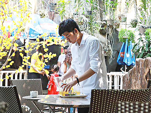 Em Mai Đức Long, HS lớp 12 Lý, Trường THPT chuyên Lê Quý Đôn làm việc tại một quán café trên địa bàn TP.Vũng Tàu. 