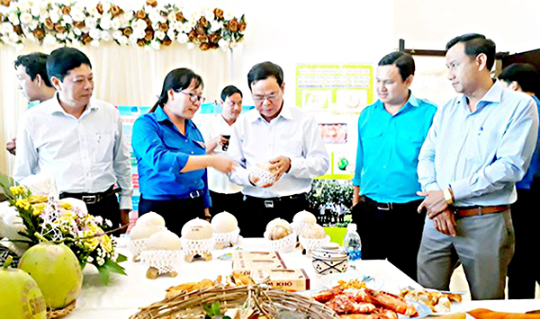 Bí thư Tỉnh ủy Bến Tre Võ Thành Hạo (thứ ba, từ phải qua) xem hàng hóa tại Ngày hội sản phẩm khởi nghiệp tỉnh Bến Tre.