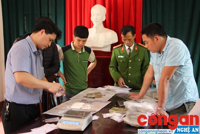Cơ quan chức năng tiến hành cân, lấy mẫu giám định ma túy trong Chuyên án 318H