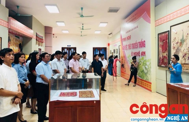 Triển lãm chuyên đề “Tinh hoa nghề dệt, thêu truyền thống” thu hút nhiều người tham dự