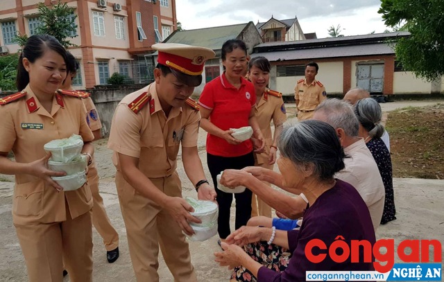 CBCS Phòng CSGT đường bộ, đường sắt phát cháo cho bệnh nhân