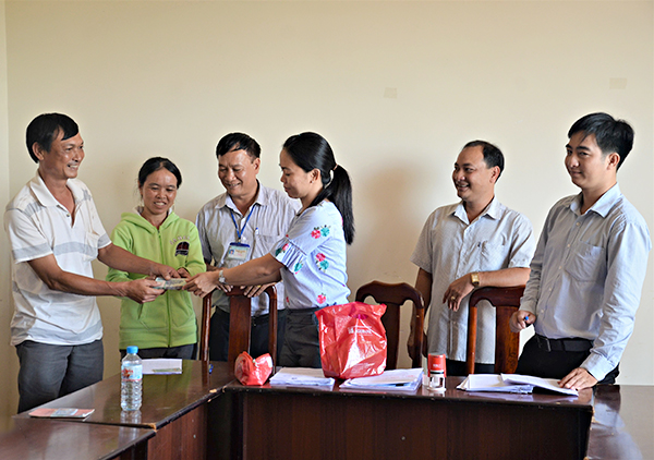 Ban Điều hành QHTND tỉnh trao vốn vay cho gia đình anh Trương Văn Kha (bìa trái).