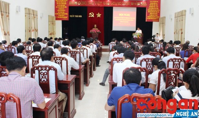 Nâng cao tính chiến đấu, chất lượng đảng viên là yêu cầu quan trọng của công tác xây dựng Đảng và hệ thống chính trị (Trong ảnh: TX Thái Hòa quán triệt Nghị quyết Trung ương 7, khóa XII cho đội ngũ cán bộ cốt cán)