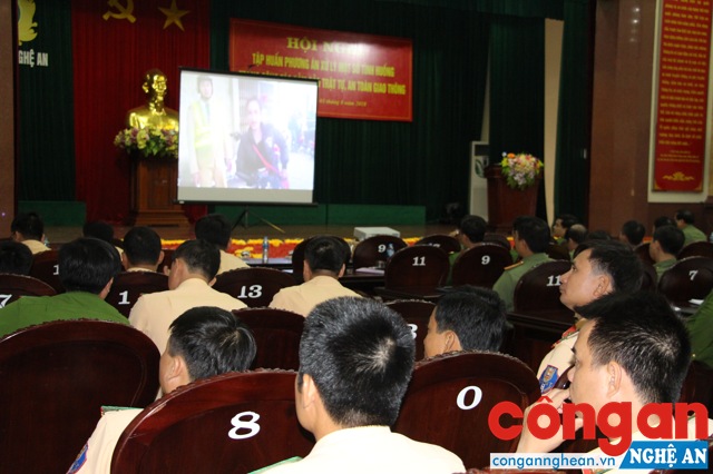 Các cán bộ, chiến sỹ làm công tác đảm bảo TT, ATGT được xem các video về các tình huống chống lại người thi hành công vụ