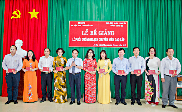 PGS. TS Huỳnh Văn Thới, Phó Giám đốc Phân viện HVHCQG tại TP. Hồ Chí Minh trao Giấy Chứng nhận hoàn thành lớp học cho các học viên. 