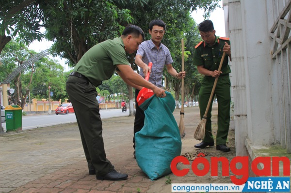Tiến hành thu dọn rác ở hai bên đường
