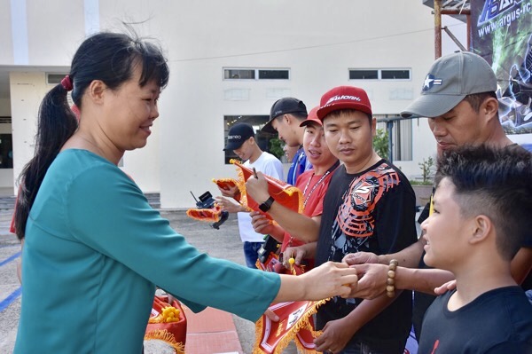 Bà Lê Thị Thắm, Phó Giám đốc Nhà văn hóa Thanh niên trao cờ lưu niệm cho các vận động viên về tham dự giải.