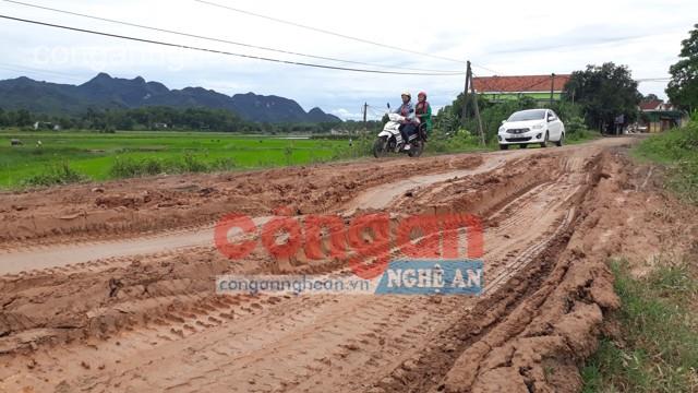 Tuyến đường Nghĩa Phúc - Giai Xuân đang bị hư hỏng nghiêm trọng,                                             cần sớm được khắc phục 