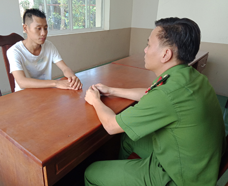 Cán bộ Công an huyện Long Điền làm việc với Lê Văn Phước (SN 1995, trú tại huyện Long Điền), là đối tượng thực hiện 3 vụ cướp giật điện thoại di động của người dân. 