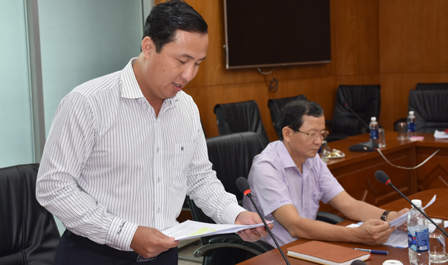 Đồng chí Lê Hoàng Hải, Giám đốc Sở KH-ĐT báo cáo kết quả thực hiện các Nghị quyết Hội nghị lần thứ 5, Ban chấp hành Trung ương Đảng khóa XII trên địa bàn tỉnh.