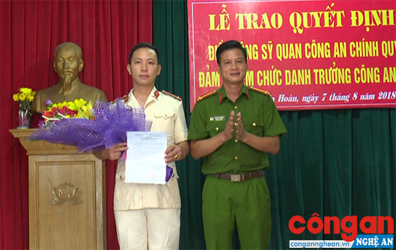 Trung tá Phạm Vũ Cường - Trưởng Công an huyện Tân Kỳ trao quyết định cho Thượng úy Nguyễn Châu Thiệp giữ chức vụ Trưởng Công an xã Nghĩa Hoàn
