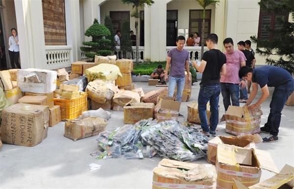 Phòng CSHS Công an tỉnh Hải Dương kiểm đếm số hàng cấm thu giữ.