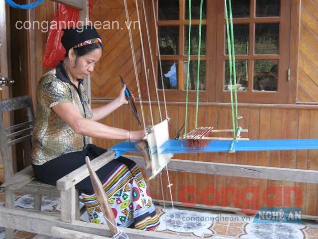 Gìn giữ nghề dệt thổ cẩm