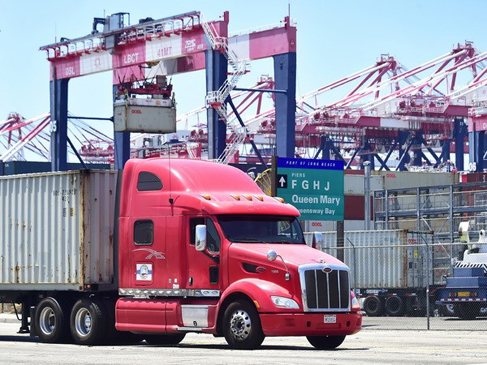 Bốc dỡ hàng hóa tại cảng Long Beach, bang California, Mỹ.