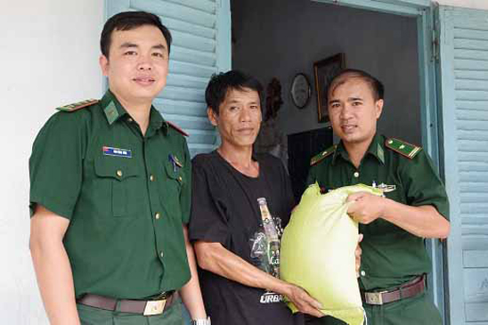 Ngày 7-8, Đoàn Thanh niên BĐBP tỉnh phối hợp với Đồn Biên phòng Long Sơn và UBND xã Long Sơn (TP.Vũng Tàu) trao tặng 200kg gạo cho 10 hộ dân  có hoàn cảnh khó khăn trên địa bàn xã Long Sơn.