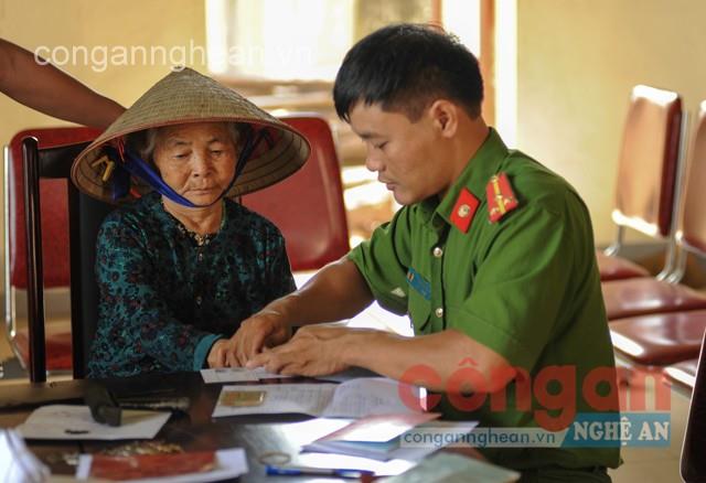 Cán bộ Đội Cảnh sát QLHC về TTXH Công an huyện Nam Đàn  trực tiếp xuống địa bàn để làm thủ tục cấp CMND cho người dân 