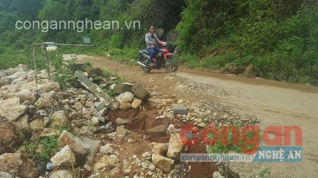 Nước từ trên núi chảy xuống làm xói, lở mặt đường