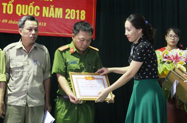 Trao tặng Giấy khen của Chủ tịch UBND phường cho 6 tập thể có thành tích xuất sắc trong phong trào toàn dân bảo vệ ANTQ