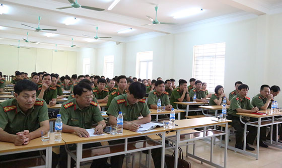 Đại biểu về dự lễ khai giảng