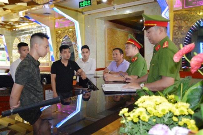 Công an tỉnh Quảng Ninh tuyên truyền tại cơ sở kinh doanh karaoke trên địa bàn TP Hạ Long.