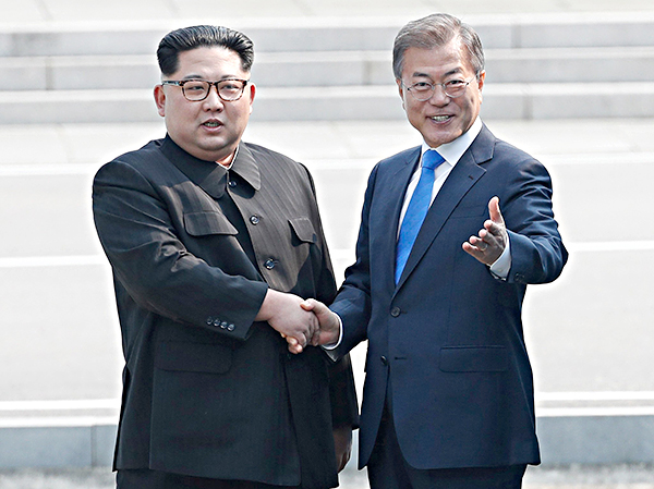 Tổng thống Hàn Quốc Moon Jae-in và nhà lãnh đạo Triều Tiên Kim Jong-un.