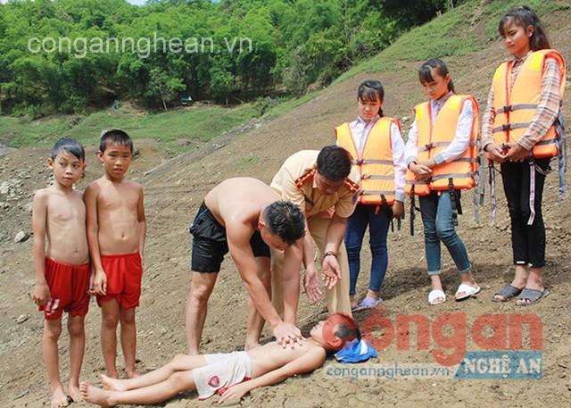 Thực hành hướng dẫn sơ cứu trẻ em khi bị đuối nước