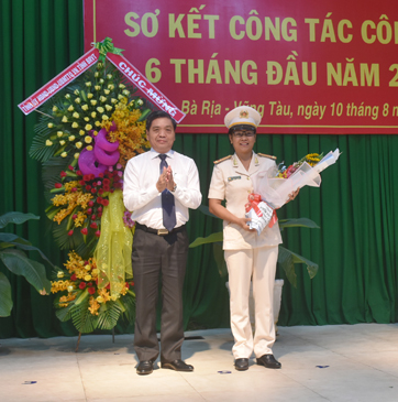 Đồng chí Lê Tuấn Quốc, Phó Chủ tịch UBND tỉnh tặng hoa chúc mừng Thượng tá Trần Thị Kim Phụng