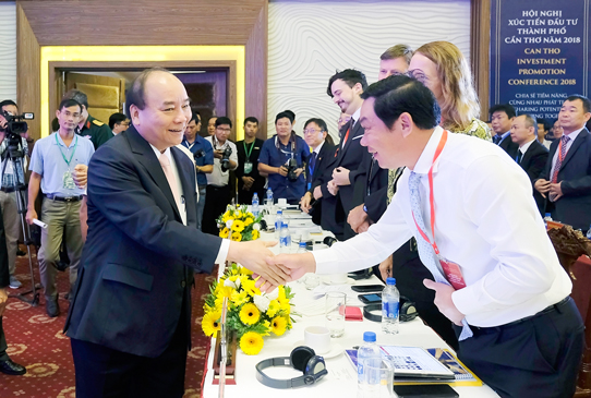 Thủ tướng Nguyễn Xuân Phúc gặp gỡ các đại biểu tham dự hội nghị. 