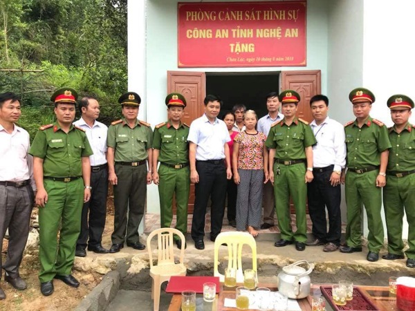Bàn giao ngôi nhà Đại đoàn kết cho gia đình ông Sầm Văn Duyên