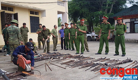 Công an huyện Tương Dương tiêu huỷ số vũ khí thu giữ
