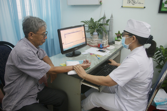 Bác sĩ Khoa Y dược cổ truyền (Bệnh viện Lê Lợi) khám cho bệnh nhân.  