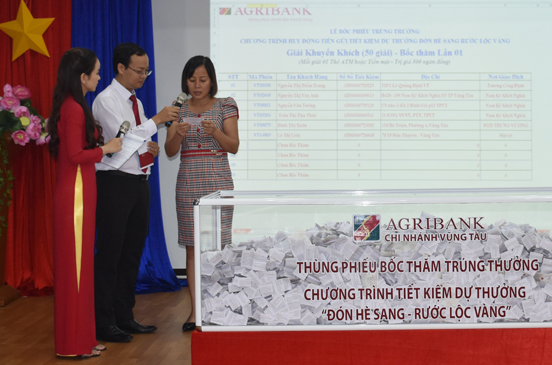 Đại diện khách hàng bốc thăm vé thưởng: “Đón hè sang- Rước lộc vàng” do Chi nhánh Agribank Vũng Tàu tổ chức.
