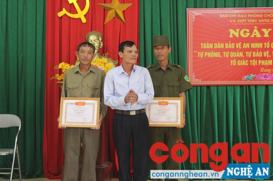 2 cá nhân được tặng Giấy khen vì đã có thành tích xuất sắc trong phong trào Toàn dân bảo vệ ANTQ năm 2018